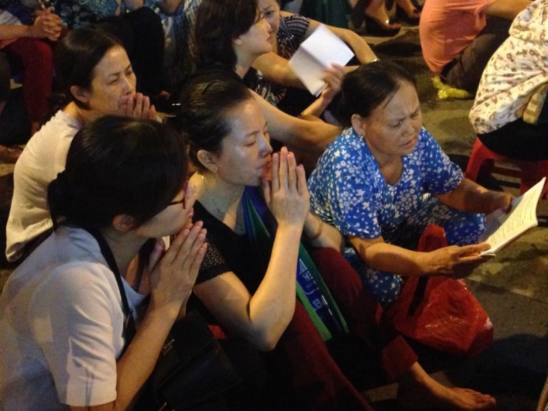 hang nghin nguoi doi mua ngoi kin duong du le vu lan chua phuc khanh
