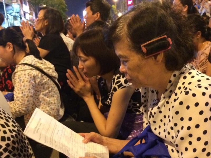 hang nghin nguoi doi mua ngoi kin duong du le vu lan chua phuc khanh