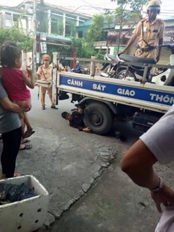 mang xa hoi xon xao boi hinh anh chi pheo om banh xe csgt an va