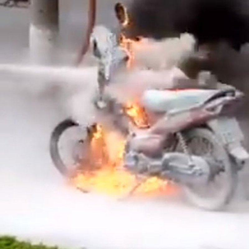 mang xa hoi xon xao boi hinh anh chi pheo om banh xe csgt an va