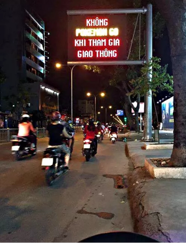 khong pokemon go khi tham gia giao thong tp hcm xuat hien nhieu bien canh bao