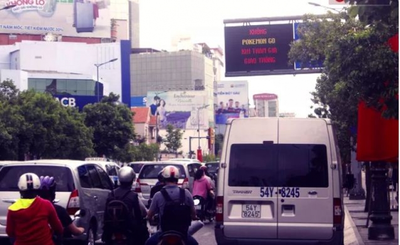 khong pokemon go khi tham gia giao thong tp hcm xuat hien nhieu bien canh bao