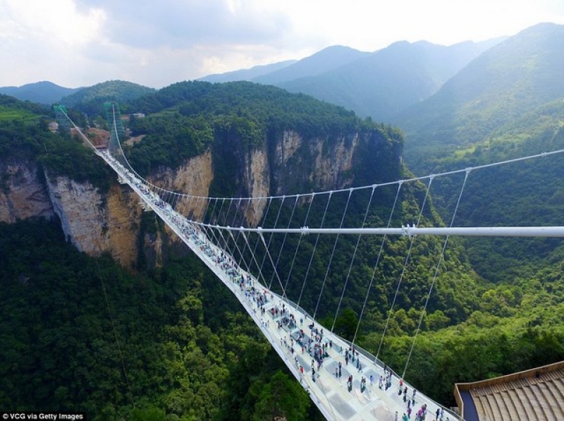 hang ngan du khach xep hang khai truong cau kinh cao nhat the gioi