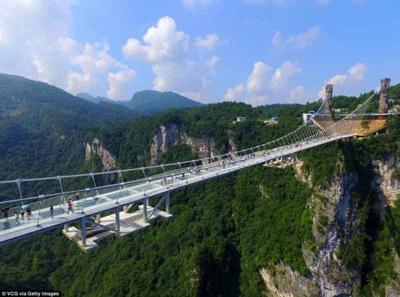 hang ngan du khach xep hang khai truong cau kinh cao nhat the gioi