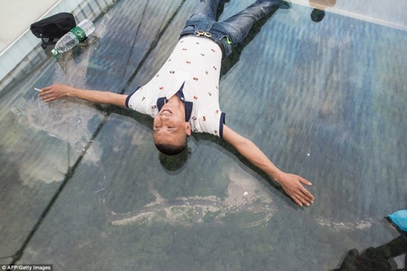 hang ngan du khach xep hang khai truong cau kinh cao nhat the gioi