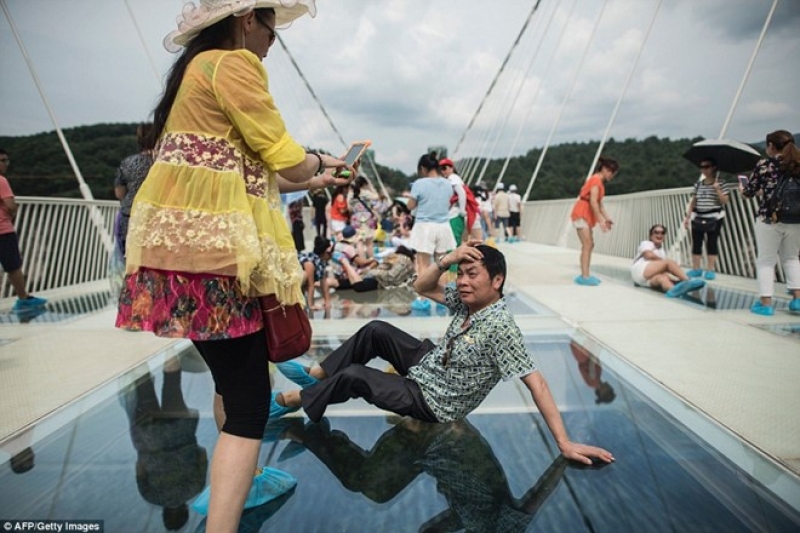 hang ngan du khach xep hang khai truong cau kinh cao nhat the gioi