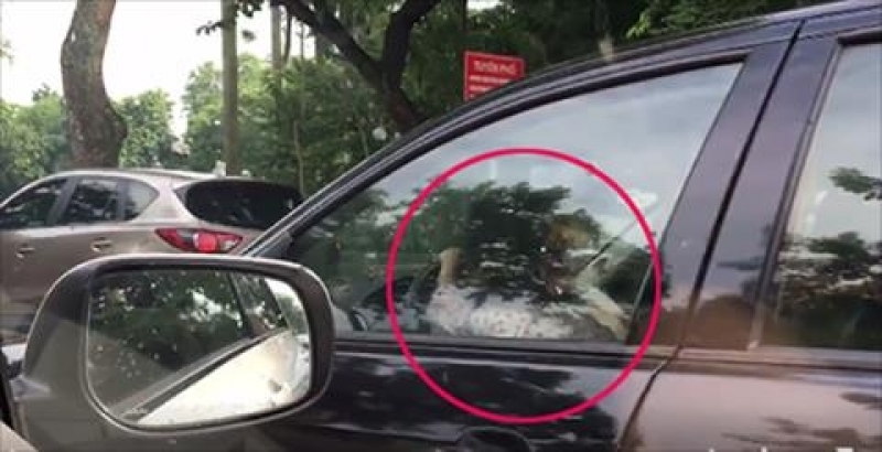 lanh song lung be gai lai o to bien xanh vi vu tren pho ha noi