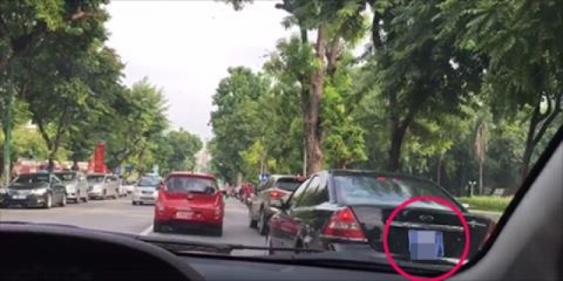 lanh song lung be gai lai o to bien xanh vi vu tren pho ha noi