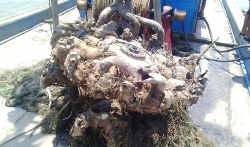 ngu dan nghe an vot duoc khoi kim loai 2 tan nghi dong co may bay