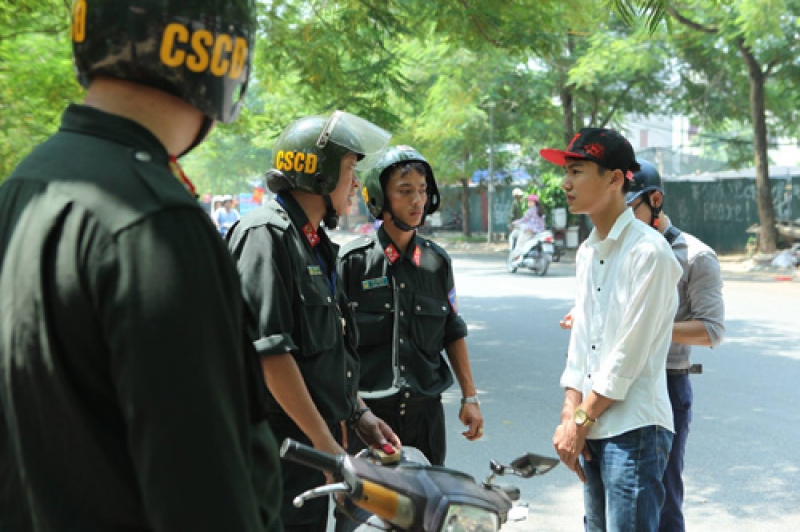 canh sat co dong dung tuan tra xu phat nguoi khong doi mbh vao ban ngay