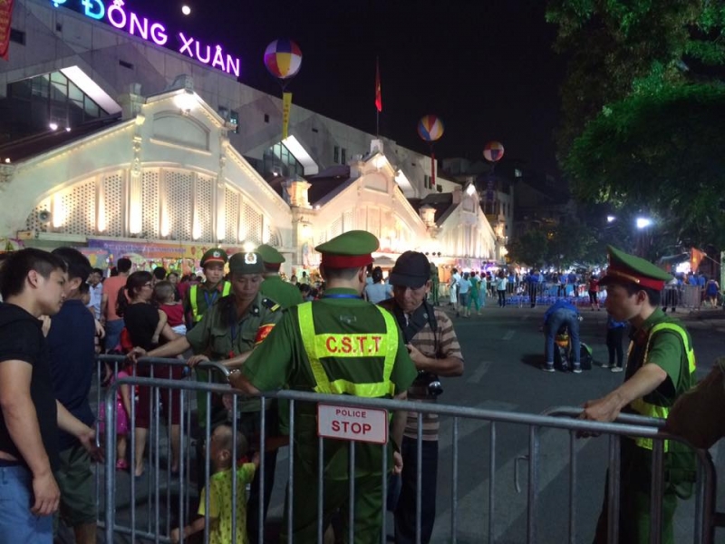 Hà Nội: 'Biển người' đổ dồn về các khu trung tâm đón tết Trung thu ha noi bien nguoi do don ve cac khu trung tam don tet trung thu