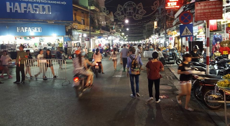 Hà Nội: 'Biển người' đổ dồn về các khu trung tâm đón tết Trung thu ha noi bien nguoi do don ve cac khu trung tam don tet trung thu