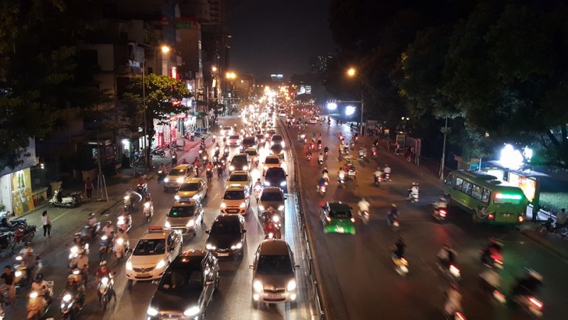 Hà Nội: 'Biển người' đổ dồn về các khu trung tâm đón tết Trung thu ha noi bien nguoi do don ve cac khu trung tam don tet trung thu