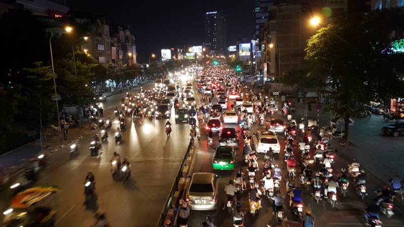 Hà Nội: 'Biển người' đổ dồn về các khu trung tâm đón tết Trung thu ha noi bien nguoi do don ve cac khu trung tam don tet trung thu