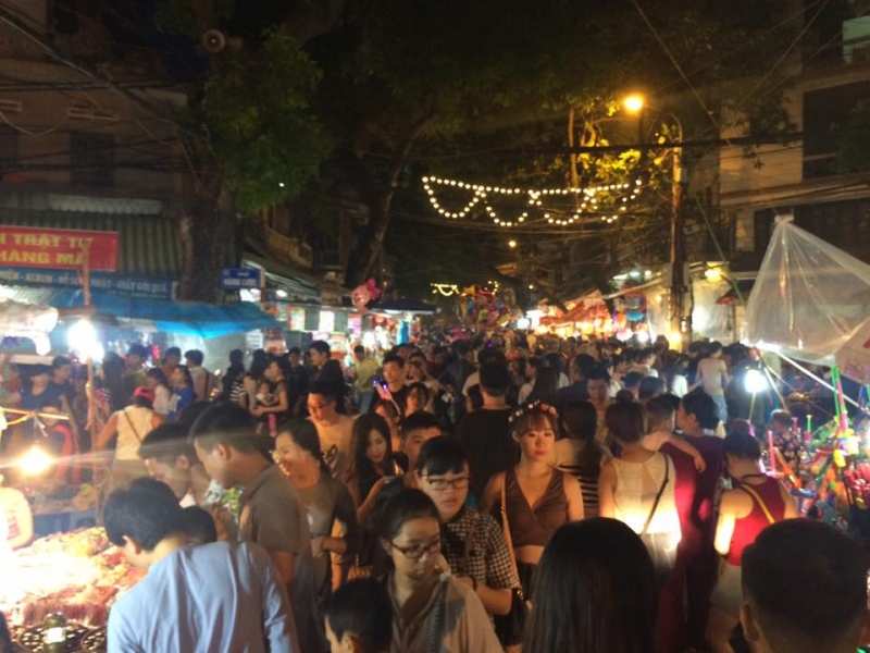 Hà Nội: 'Biển người' đổ dồn về các khu trung tâm đón tết Trung thu ha noi bien nguoi do don ve cac khu trung tam don tet trung thu