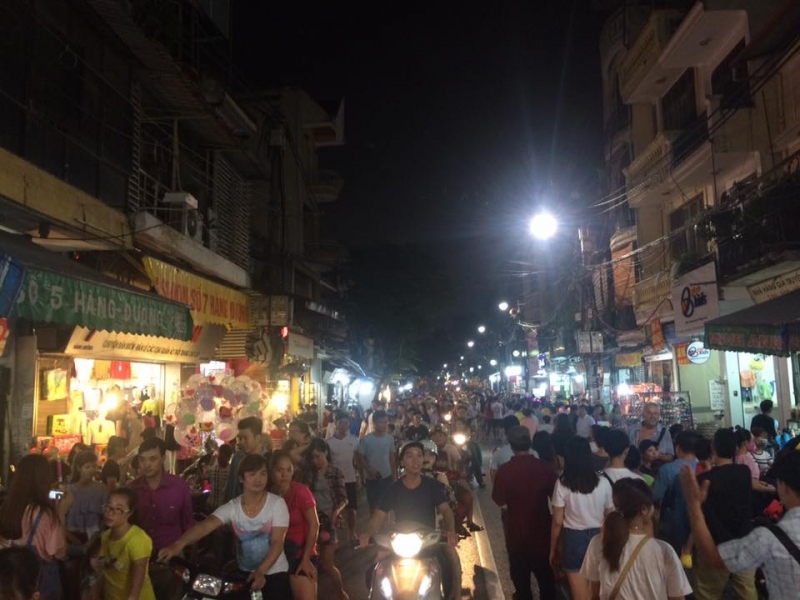 Hà Nội: 'Biển người' đổ dồn về các khu trung tâm đón tết Trung thu ha noi bien nguoi do don ve cac khu trung tam don tet trung thu
