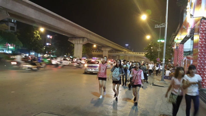 Hà Nội: 'Biển người' đổ dồn về các khu trung tâm đón tết Trung thu ha noi bien nguoi do don ve cac khu trung tam don tet trung thu