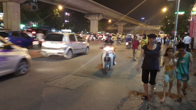 Hà Nội: 'Biển người' đổ dồn về các khu trung tâm đón tết Trung thu ha noi bien nguoi do don ve cac khu trung tam don tet trung thu