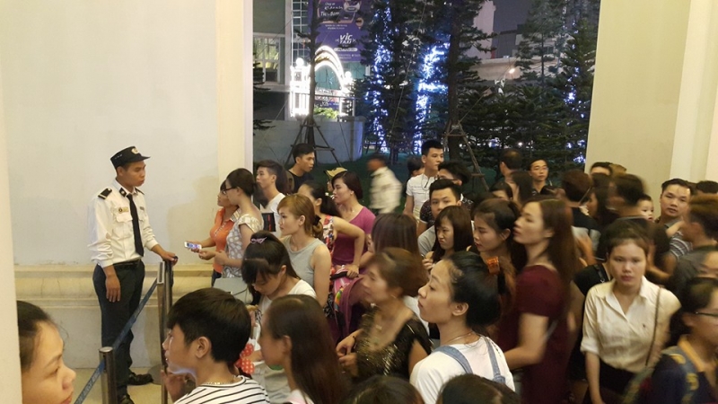 Hà Nội: 'Biển người' đổ dồn về các khu trung tâm đón tết Trung thu ha noi bien nguoi do don ve cac khu trung tam don tet trung thu