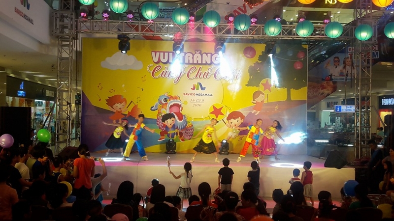 Hà Nội: 'Biển người' đổ dồn về các khu trung tâm đón tết Trung thu ha noi bien nguoi do don ve cac khu trung tam don tet trung thu
