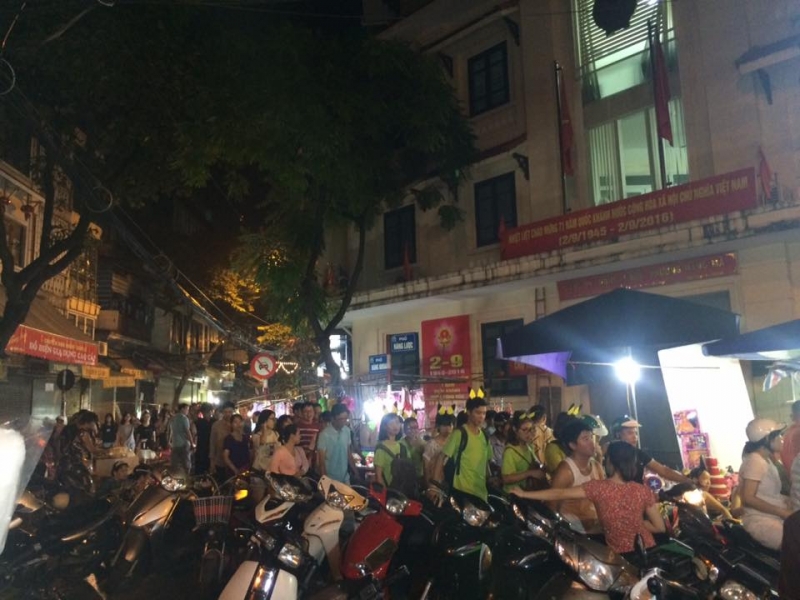 Hà Nội: 'Biển người' đổ dồn về các khu trung tâm đón tết Trung thu ha noi bien nguoi do don ve cac khu trung tam don tet trung thu