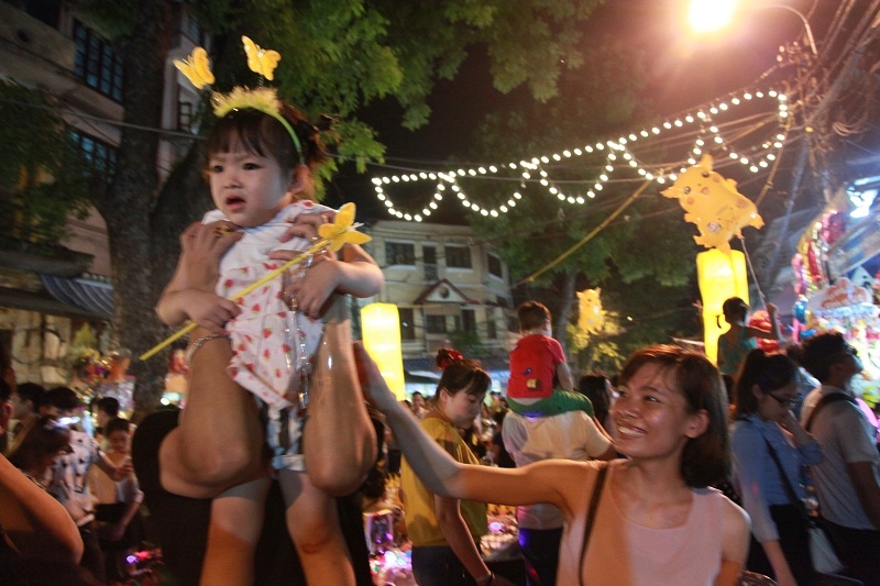 Hà Nội: 'Biển người' đổ dồn về các khu trung tâm đón tết Trung thu ha noi bien nguoi do don ve cac khu trung tam don tet trung thu