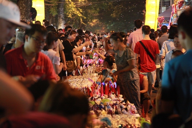 Hà Nội: 'Biển người' đổ dồn về các khu trung tâm đón tết Trung thu ha noi bien nguoi do don ve cac khu trung tam don tet trung thu