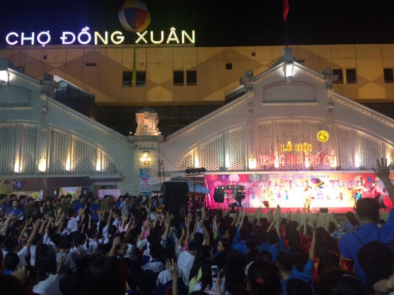 Hà Nội: 'Biển người' đổ dồn về các khu trung tâm đón tết Trung thu ha noi bien nguoi do don ve cac khu trung tam don tet trung thu