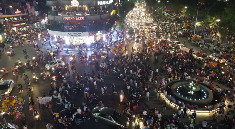 Hà Nội: 'Biển người' đổ dồn về các khu trung tâm đón tết Trung thu ha noi bien nguoi do don ve cac khu trung tam don tet trung thu