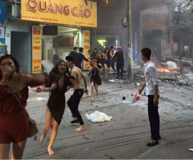 co gai dung ao nguc lam vu khi chong doc thoat khoi dam chay len tieng