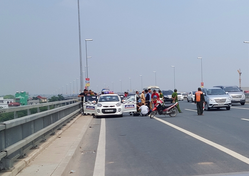 phat hien thi the lai xe taxi chet duoi cau nhat tan 4448