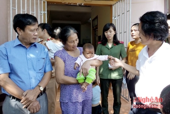 be gai 4 thang tuoi bi bat coc van chua co nguoi den nhan