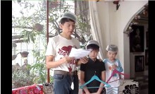 Cười ngả nghiêng với video chồng đội bát nhựa đọc diễn văn mừng sinh nhật vợ