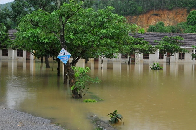 Quảng Bình: Gồng mình chống lũ dữ quang binh hang tram nha dan ngap trong nuoc