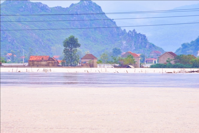 Quảng Bình: Gồng mình chống lũ dữ quang binh hang tram nha dan ngap trong nuoc