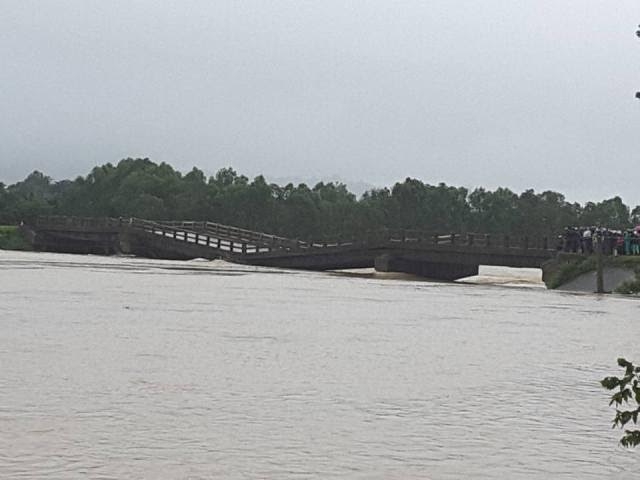 dak lak 7 cong an huyen bi nuoc lu cuon troi duong sai gon ngap vi mua lon