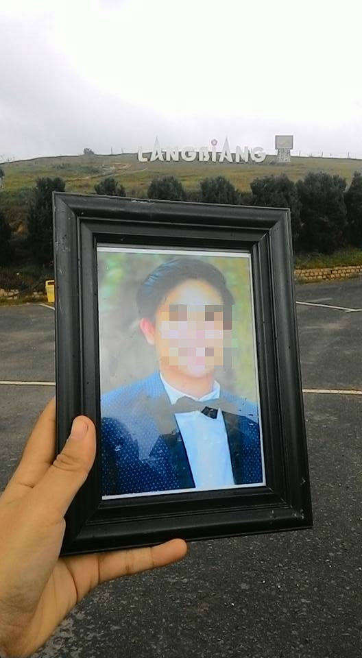 rot nuoc mat co gai tre di huong tuan trang mat cung di anh chong