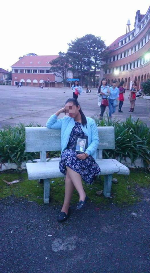 rot nuoc mat co gai tre di huong tuan trang mat cung di anh chong