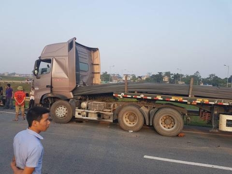 tai nan tren cao toc ha noi thai nguyen xe cho qua nguoi di cham dot ngot