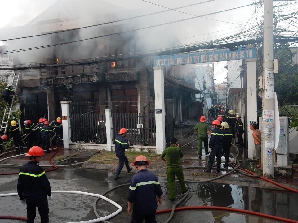 tphcm chay lon tai xuong san xuat nem mut 2 nguoi tu vong