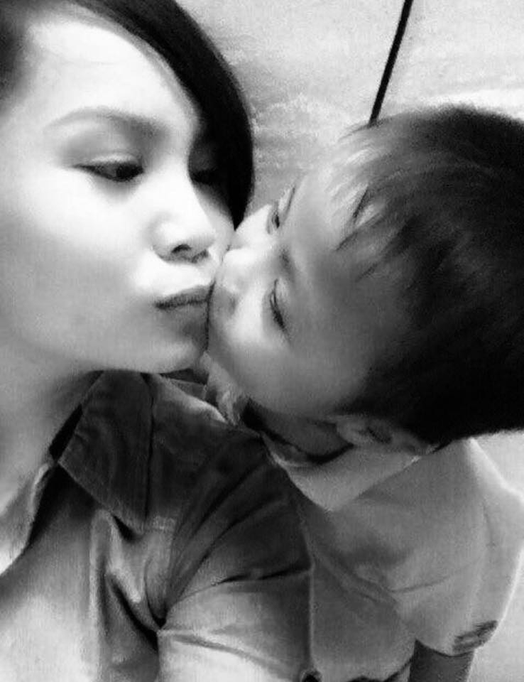 nguoi me doi ban tim lay tien chua benh cho con dan mang xin dung nem da
