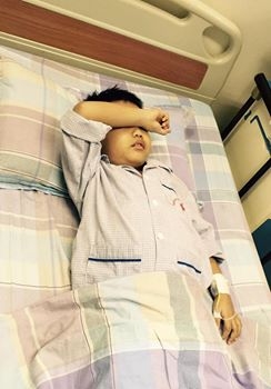 nguoi me doi ban tim lay tien chua benh cho con dan mang xin dung nem da