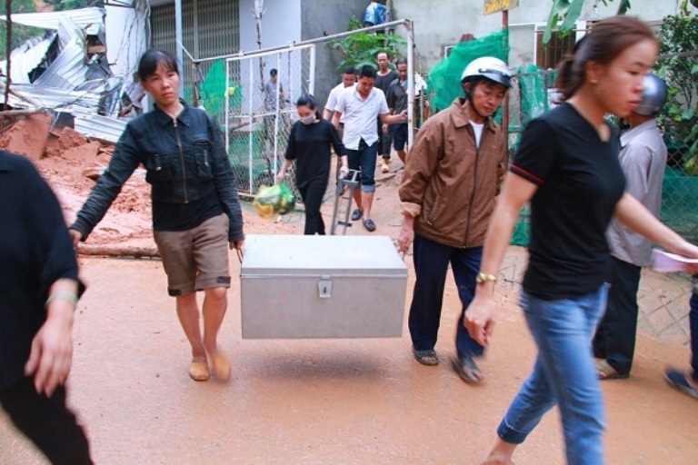 Hiện trường vụ lở núi kinh hoàng ở Nha Trang hien truong vu lo nui kinh hoang o nha trang