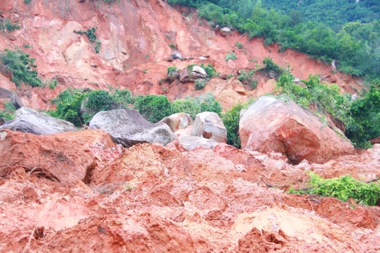 hien truong vu lo nui kinh hoang o nha trang