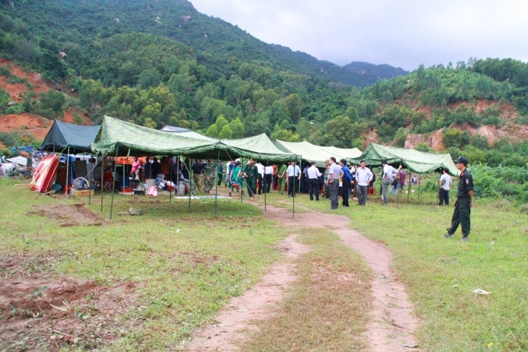 Hiện trường vụ lở núi kinh hoàng ở Nha Trang hien truong vu lo nui kinh hoang o nha trang