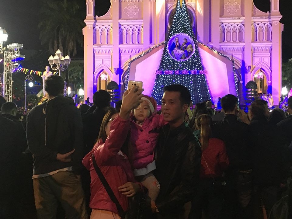 Trực tiếp: Hà Nội, TP HCM rực rỡ đêm Noel truc tiep ha noi tp hcm ruc ro dem noel
