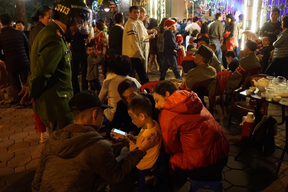 Trực tiếp: Hà Nội, TP HCM rực rỡ đêm Noel truc tiep ha noi tp hcm ruc ro dem noel