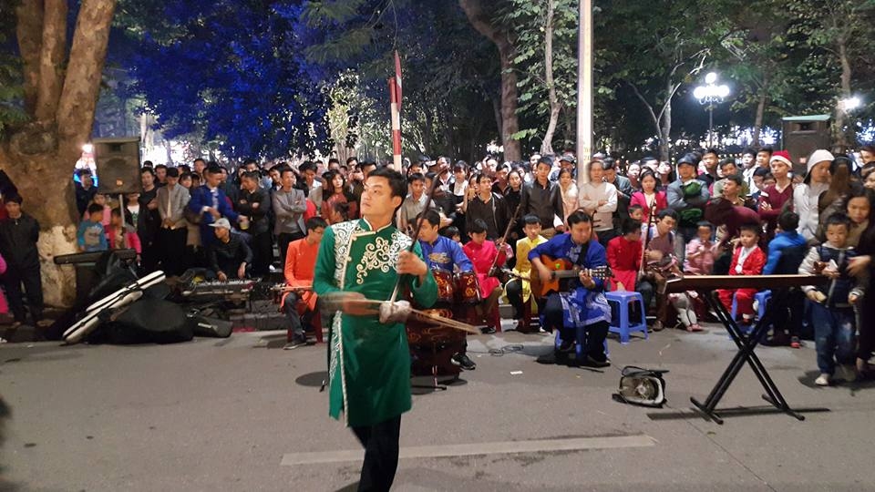 Trực tiếp: Hà Nội, TP HCM rực rỡ đêm Noel truc tiep ha noi tp hcm ruc ro dem noel