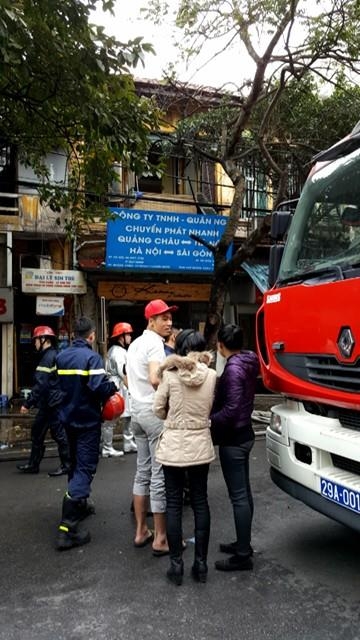 ha noi chay lon bat ngo xay ra giua trua tren pho phung hung