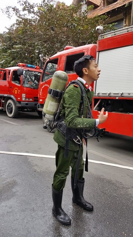 ha noi chay lon bat ngo xay ra giua trua tren pho phung hung